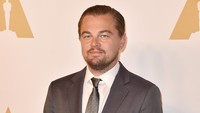 Leonardo DiCaprio necis dengan setelan abu-abu. Kevin Winter/Getty Images/detikFoto.