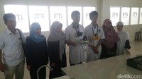 Sekelompok ilmuwan muda ini menamakan kelompoknya Petroline Teknik Kimia UMI. Kelompok Petroline ini terdiri dari lima mahasiswa Teknik Kimia UMI yakni Irfan, Muh. Asrul idris, Andi Rina Ayu Astuti, Fasdilah ali dan Ifa trinoviani. Foto: Muhammad Nur Abdurrahman