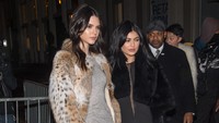Kendall pun berpose bersama Kylie di acara perilisan lini fashion Kendall + Kylie di New York, AS pada Senin (8/2/2016) waktu setempat. Mark Sagliocco/Getty Images/detikFoto.