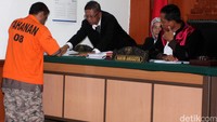 Helmi Muhammad Alamudi menandatangani berita acara usai divonis 3 tahun dan 6 bulan penjara.