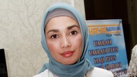Penampilan Ussy berhijab saat melakukan pelatihan manasik. Pool/Gus Mun/detikHOT.
