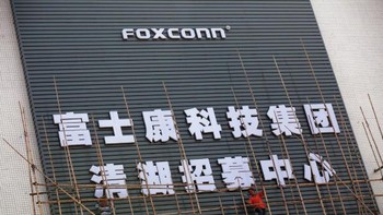 Bukan berarti pekerja Foxconn diam saja. Desakan untuk meningkatkan kesejahteraan berkali-kali mereka upayakan. Pada 2013, lebih dari 1.000 buruh Foxconn menggelar demo besar-besaran. Foto: Getty Images