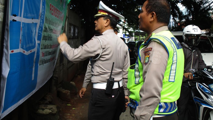 Polisi Rekayasa Arus Lalin di Daerah Fatmawati Pada Pagi Hari