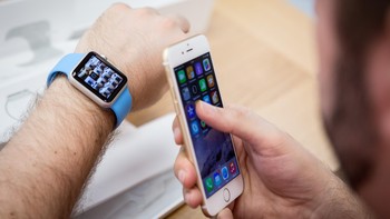 Apple memodali kedua ponselnya ini dengan chip A9 yang dipadukan dengan RAM 2 GB. Ada empat pilihan memori internal yang disediakan, yaitu 16 GB, 32 GB, 64 GB dan 128 GB. Foto: Getty Images