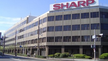 Sharp adalah salah satu simbol kejayaan perusahaan elektronik Jepang di masa silam. Namun persaingan begitu ketat yang dilancarkan vendor asal Korea Selatan serta China membuat Sharp kepayahan dan akhirnya dijual ke Foxconn. Foto: E Weekly