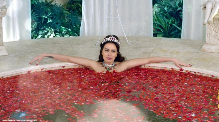 Sophia Latjuba Mandi Kembang