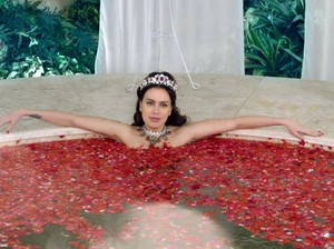 Sophia Latjuba Mandi Kembang