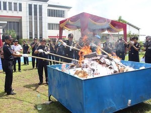 Bea Cukai I Jatim Musnahkan Rokok dengan Pita Cukai Bekas