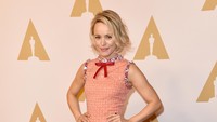 Rachel McAdams manis dibalut dress peach berpita. Kevin Winter/Getty Images/detikFoto.