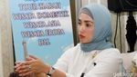 Ussy Sulistiawaty Tampil Berhijab Jelang Umrah