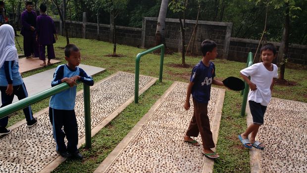 Anak-anak bermain di Taman Jagakarsa