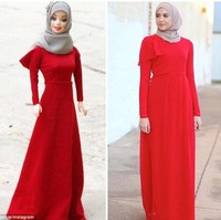 Beda dari boneka lainnya, barbie berhijab yang satu ini tidak dijual. Seorang muslimah bernama Haneefah Adam membuat gaya hijab barbie yang terinspirasi dari tokoh hijabers di dunia nyata.  Foto: Instagram @hijarbie