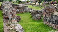 Peninggalan sejarah Istana Kaibon di Kota Serang Banten yang seharusnya mencerminkan kejayaan pemerintahan Banten di masa lalu kini kondisinya terbengkalai, hanya menyisakan puing-puing bangunan tua yang sudah tidak utuh lagi.