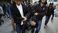 Polisi melaporkan bahwa tiga pria berusia antara 27-35 tahun sudah ditahan karena menyerang atau menghalangi aparat. Namun, lembaga penyiarakn RTHK kemudian melaporkan bahwa ada 24 orang yang ditahan. REUTERS/Liau Chung-ren.