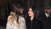 Pada kesempatan itu, sang adik, Kylie Jenner juga hadir. Mark Sagliocco/Getty Images/detikFoto.