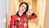 Jill Gladys tampil dengan memakai jaket bermotif shanghai. (Instagram/jill_gladys_)