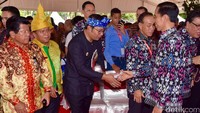 Hadir dalam acara itu Ketua Dewan Pers Bagir Mana, Ketua Persatuan Wartawan Indonesia (PWI) Margiono dan pemimpin media seperti Surya Paloh, Harry Tanoe Sudibyo, Karni Ilyas, Rosiana Silalahi, James Ryadi, Dahlan Iskan serta Ridwan Kamil. Agus Suparto/Setpres.