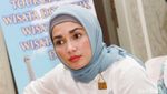 Ussy Sulistiawaty Tampil Berhijab Jelang Umrah
