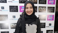 Zaskia tampil dalam balutan busana bernuansa hitam, abu-abu dan putih.