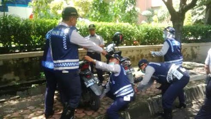Puluhan Sepeda Motor Digembosi karena Parkir di Atas Pedestrian