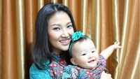 Sarwendah tampak merayakan momen Imlek dengan mengenakan busana yang kembar dengan si buah hati. (Instagram/sarwendah29)