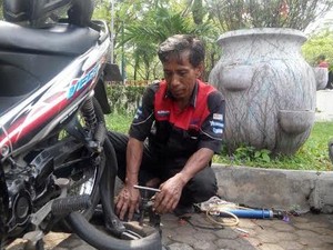 Cerita Wawan, Tukang Tambal Ban Keliling yang Mengais Rezeki di Jakarta
