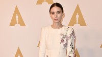 Rooney Mara dalam balutan dress putih yang dihiasi bunga. Kevin Winter/Getty Images/detikFoto.