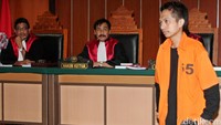 Ahmad Junaedi memasuki ruang sidang Pengadilan Negeri Jakarta Barat, Selasa (9/2/2016).