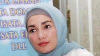Ibu tiga anak itu memadukan hijab biru mudanya dengan busana berwarna putih. Pool/Gus Mun/detikHOT.
