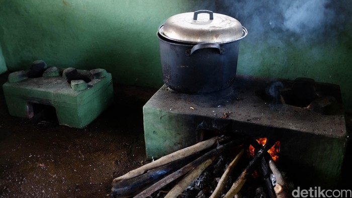 Memasak dengan Tungku Cara tradisional memasak dengan tungku dengan kayu bakar. dikhy sasra/ilustrasi/detikfoto