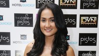 Perempuan yang berprofesi sebagai aktris, model, DJ, dan pembawa acara itu tampak percaya diri dengan penampilannya.