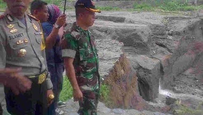 Diterjang Banjir Bercampur Lumpur, Jembatan di Kali Semut Blitar Jebol