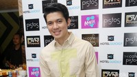 Sementara Irwansyah dibalut kemeja krem dengan gambar huruf I berwarna kuning dipadu celana biru dan sepatu krem yang senada dengan kemejanya.