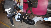 Polisi dihajar demonstran.REUTERS/E Weekly/Fu Chun-wai.