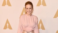 Brie Larson tampak sumringah dalam balutan busana bernuansa pink. Kevin Winter/Getty Images/detikFoto.