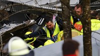 Tim penyelamat berusaha mengevakuasi korban. Michael Dalder/Reuters/detikFoto.