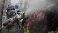 Seorang perserta menembakan tepungnya ke udara saat berpartisipasi dalam pertarungan tepung dalam festival O Entroido di desa Laza, Spanyol 8 Februari 2016. REUTERS/Miguel Vidal.