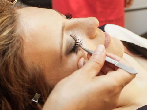 Ilustrasi ekstensi bulu mata