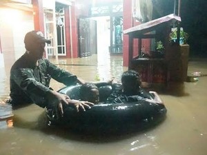 Ratusan Rumah Terendam Banjir Setinggi 1 Meter, Puluhan Orang Mengungsi