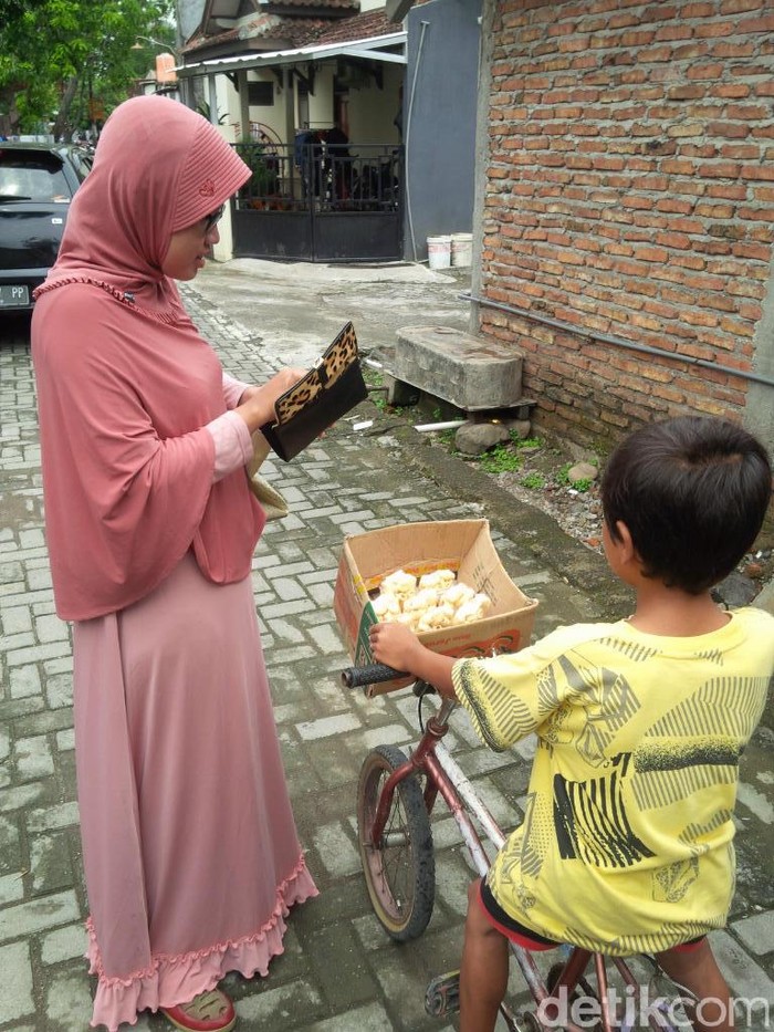 Kisah Eko, Bocah SD yang Jual Makaroni demi Adik dan Ibunya yang Sakit Ginjal