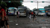 Jalur bus yang becek membuat kondisi terminal sangat memprihatinkan. Pool/Al Fanny Panestika/detikcom.