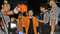 Para terdakwa turun dari mobil tahanan untuk menjalani sidang.