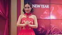 Presenter Melissa Karim dengan dress merah rancangan Albert Yanuar. (Instagram/melissa_karim)