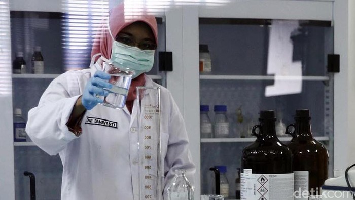 Petugas mengujicoba contoh makanan, Rokok dan sterilisasi beragam alat kesehatan di laboratorium Badan Pengawas Obat dan Makanan (BPOM) di Jakarta, Selasa (9/2/2016). Dalam sehari BPOM menerima kurang lebih 10 contoh makanan, minuman, obat-obatan, kosmetik dan jamu untuk dilakukan ujicoba guna menjaga kualitas barang tersebut. Rachman Haryanto/detikcom.