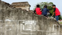 Anak-anak bermain diantara dinding bangunan Keraton.