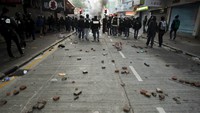 Pasca kerusuhan ini, tempat sampah, puing baru, dan botol-botol bekas terlihat berserakan di sepanjang jalan Nathan Road. Stasiun kereta api di Mong Kok ditutup sementara. REUTERS/Liau Chung-ren.