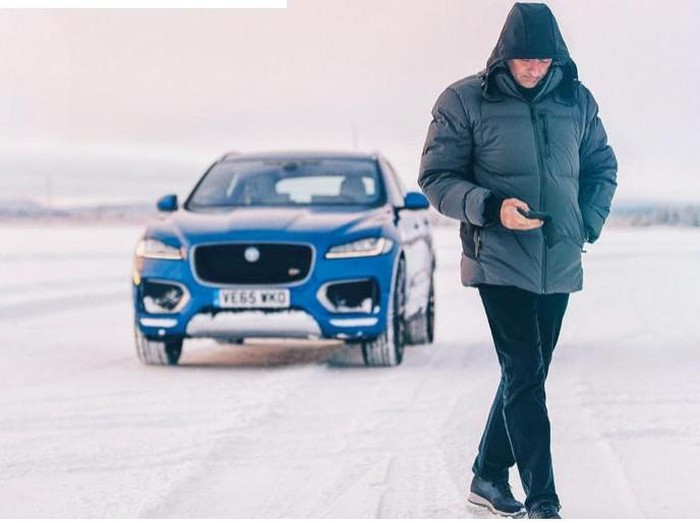 Jose Mourinho Bermain di Atas Danau Es dengan Jaguar F-Pace