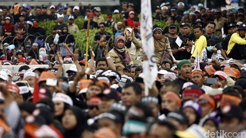 Ribuan guru yang tergabung dalam Forum Honorer Kategori 2 Indonesia (FHK 2 I) akan melakukan aksi unjuk rasa diberbagai titik, Rabu (10/2/2016). Ribuan personel kepolisian juga dikerahkan guna mengamankan aksi. Lokasi unjuk rasa yang akan dilakukan di antaranya Istana Negara, Kantor DPR/MPR, Kantor Menteri Pendayagunaan dan Aparatur Negara, dan Balai Kota Jakarta. (FOTO: Rachman Haryanto/detikcom)