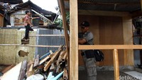 Petugas membongkar rumah-rumah semi permanen tersebut.