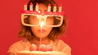 Sebagai persembahan pertama buat para penggemarnya, Sooyoung mengunggah foto dirinya mengenakan kacamata kue ulang tahun bersama sebuah kue ulang tahun. (Tumblr)